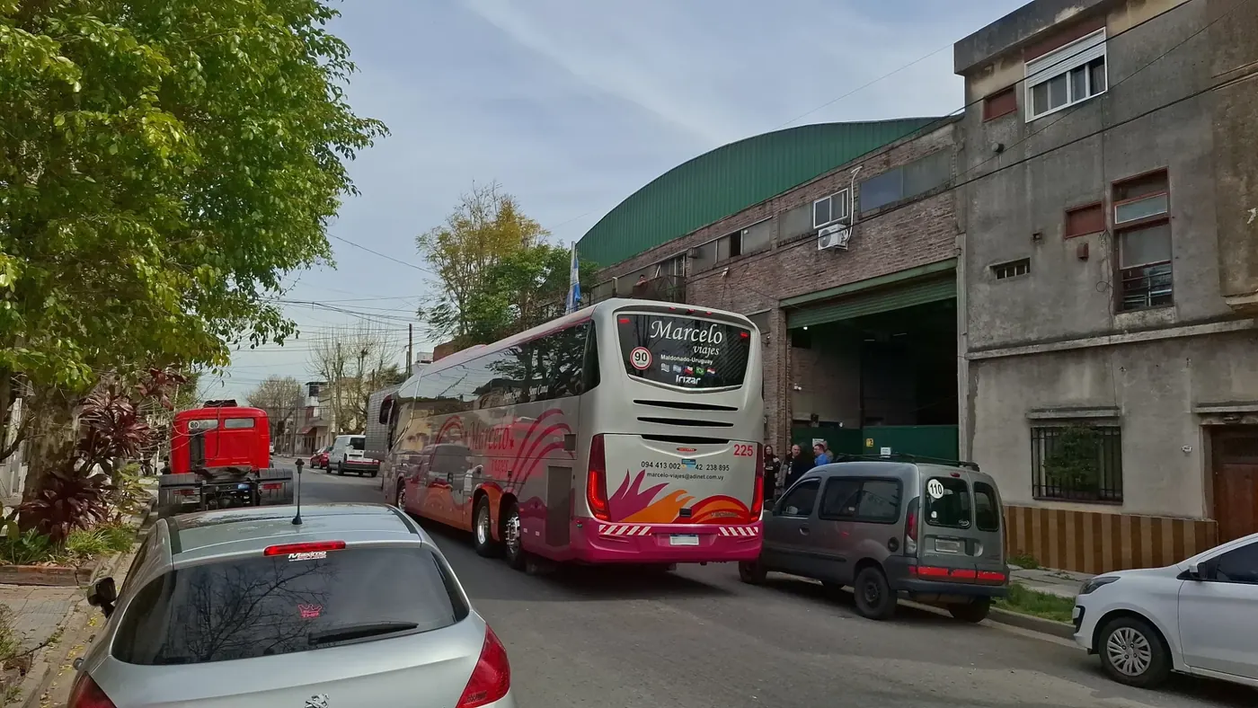 Micro de la delegación de la Escuela Técnica Superior de Maldonado, Uruguay, frente al depósito de Outsourcing S.A. en Avellaneda